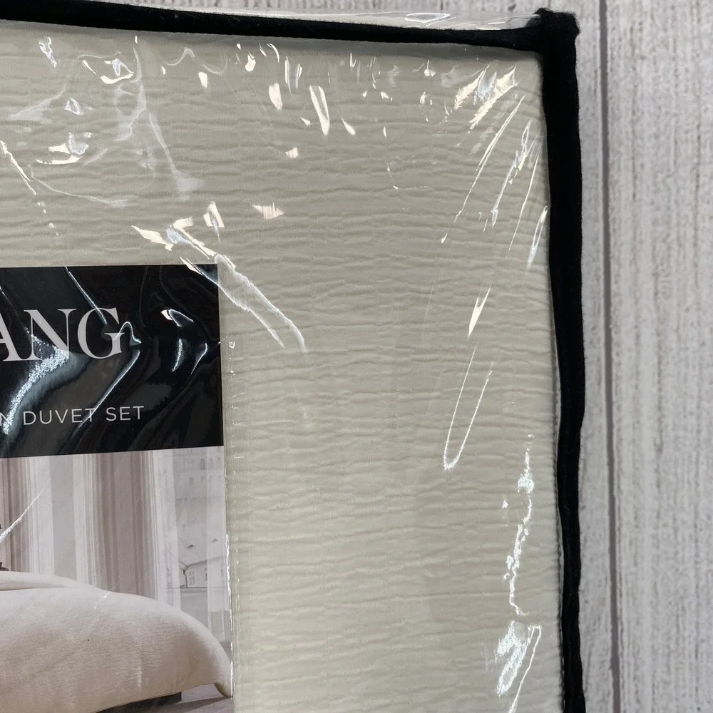 Vera Wang Duvet Set Queen White Crinkle Textured Modern Luxury Minamalist Chic